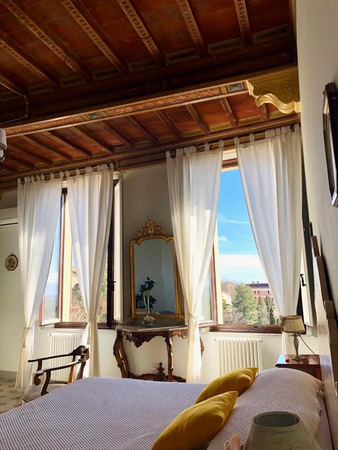 Zimmer mit Kingsize-Bett und Gartenblick.