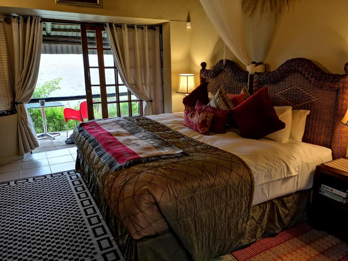 Habitación con cama extragrande y vistas a la montaña