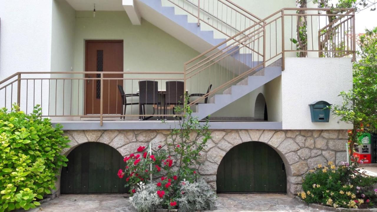 Apartments SIDRO on the beachfront - B&B Starigrad