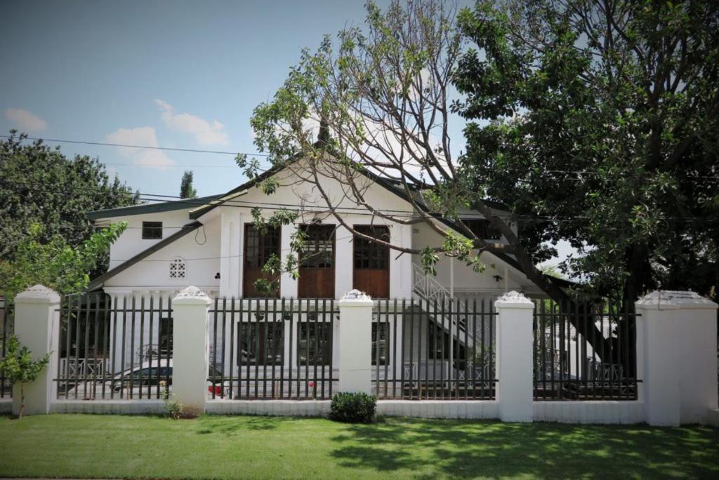 Sandton Farmhouse - B&B