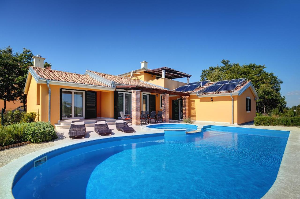 Deluxe Villa 83