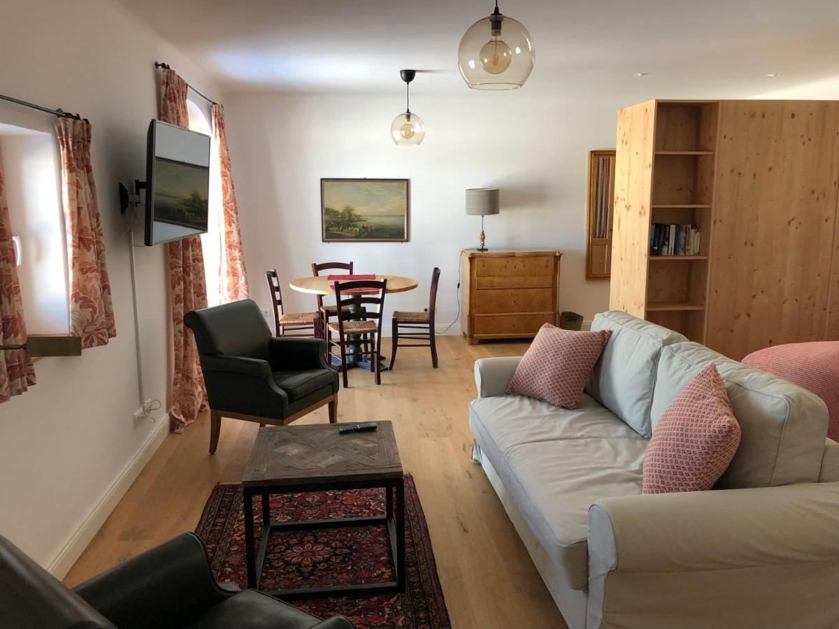 Apartment with Mountain View