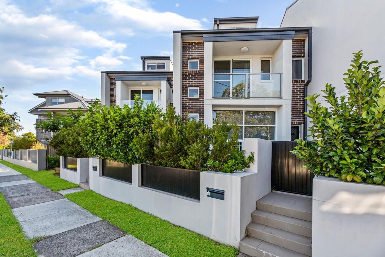Spacious & Modern Townhouse in Asquith - Bed and Breakfast