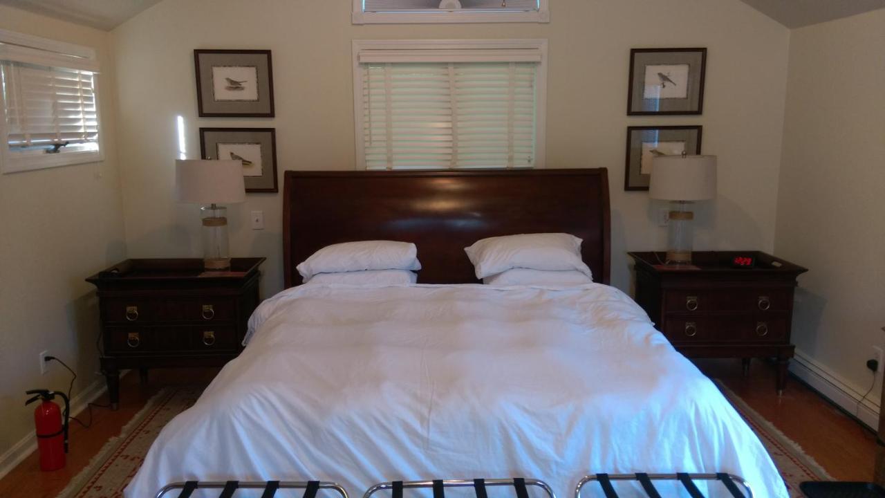 B&B Wellesley - Spacious master bedroom and bath - Bed and Breakfast Wellesley