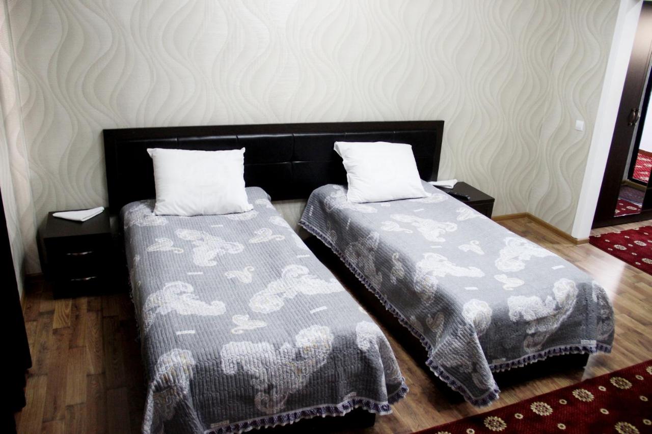 Tweepersoonskamer met 2 Aparte Bedden en Eigen Badkamer