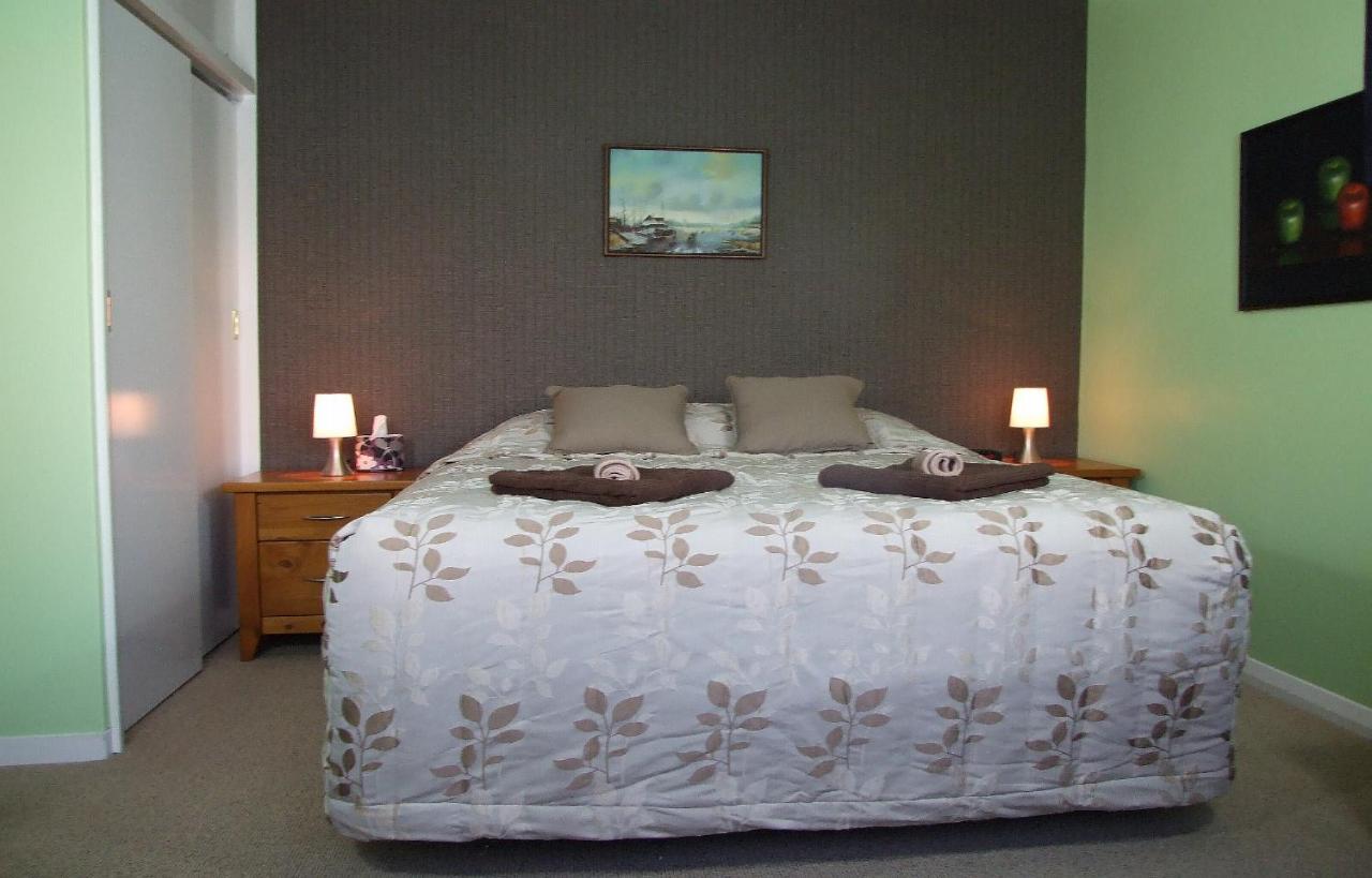 Habitación con cama grande