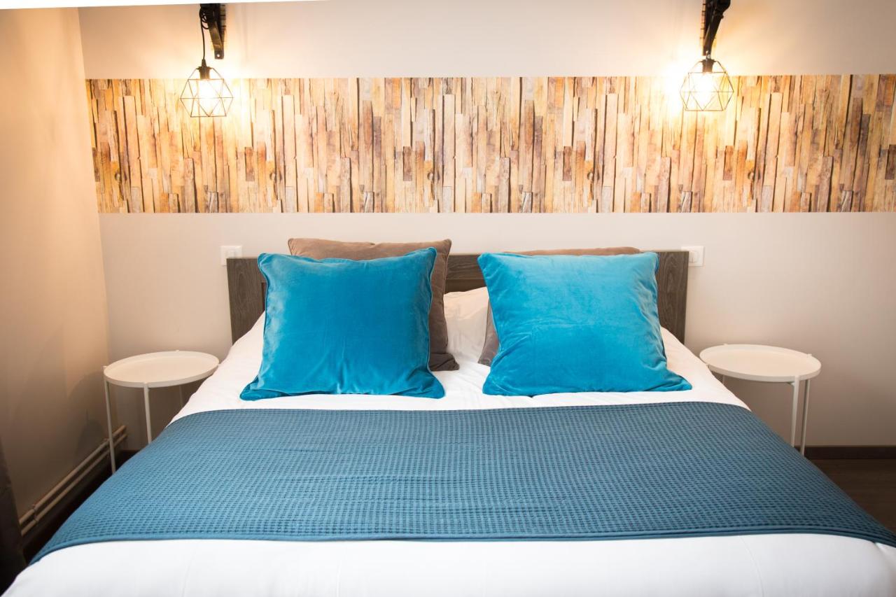 Two Connecting Double Rooms with Shared Bathroom