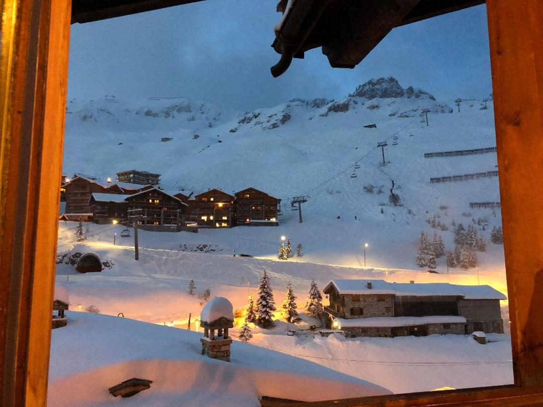 Grand Chalet - Appartement 5pax au pied des pistes - parking - skiroom - cheminée décorative- balcons - Chambres d’hôtes Tignes