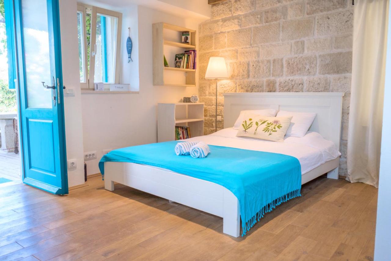 Studio-Apartment mit eingeschränktem Meerblick und großer Terrasse