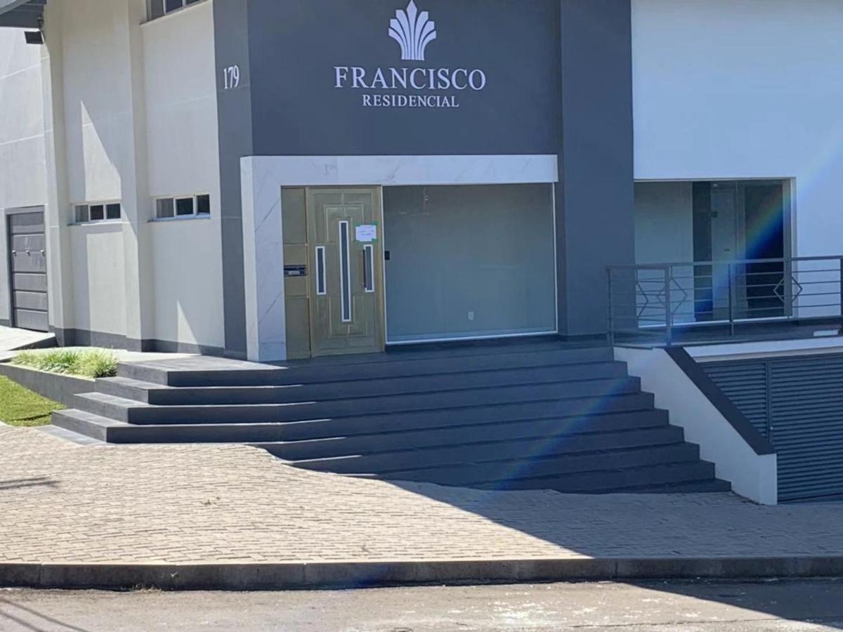 Apto12 com WIFI garagem e 100 metros da Av Brasil - Chambres d’hôtes