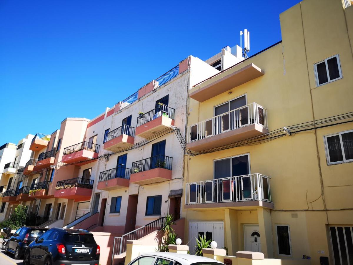 Village Corner 3 bedroom apartment with Garage - B&B