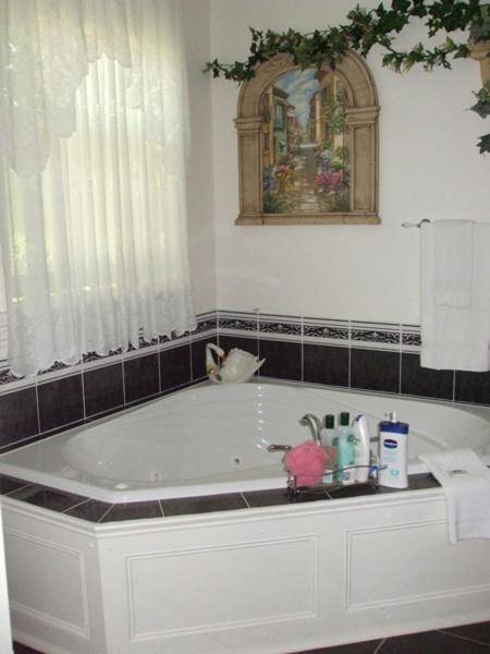 Deluxe Queen Suite