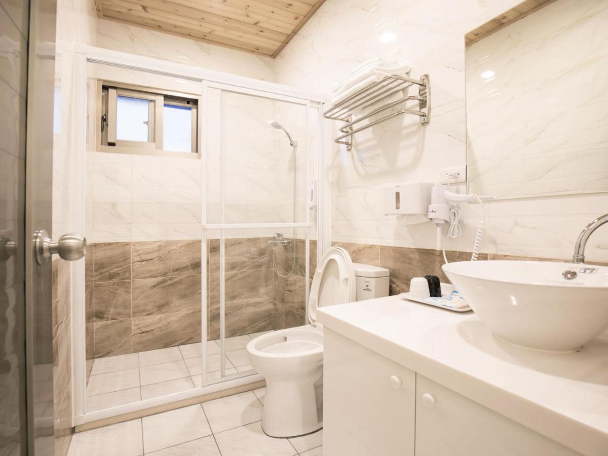 Zimmer mit Queensize-Bett und Balkon