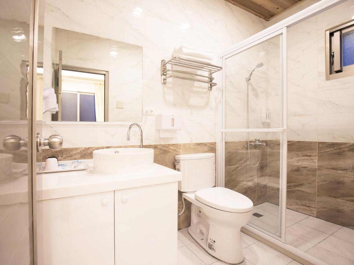 Zimmer mit Queensize-Bett und Balkon