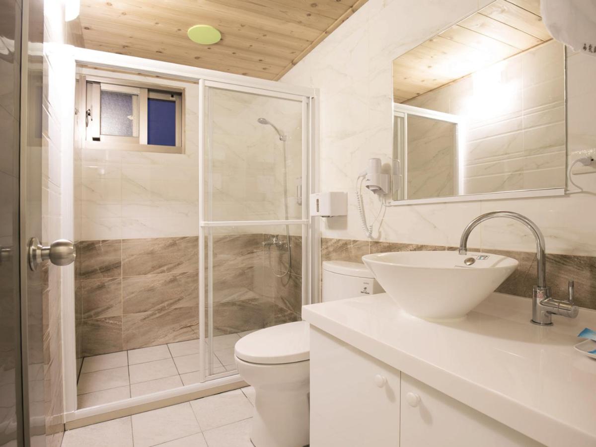 Zimmer mit Queensize-Bett und Balkon