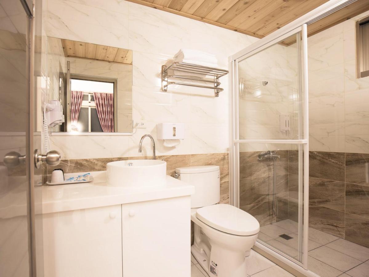 Zimmer mit Queensize-Bett und Balkon