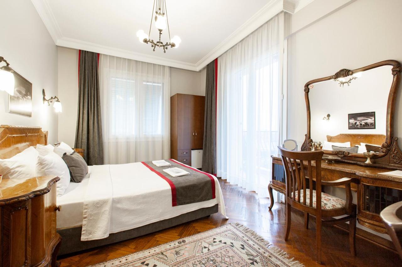 Habitación con cama extragrande y balcón