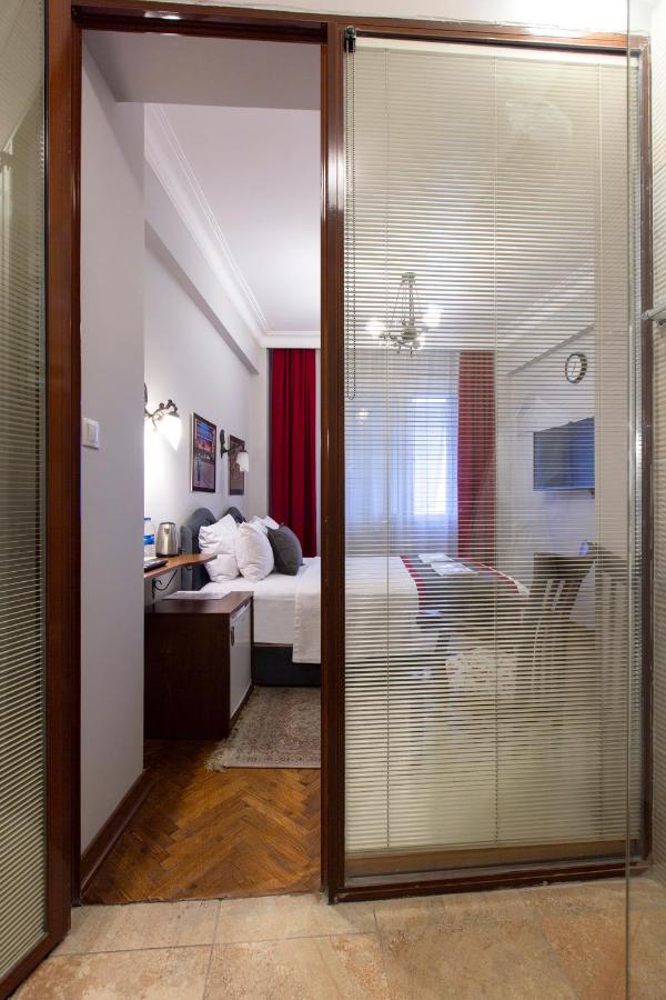 Habitación con cama grande y vistas al mar