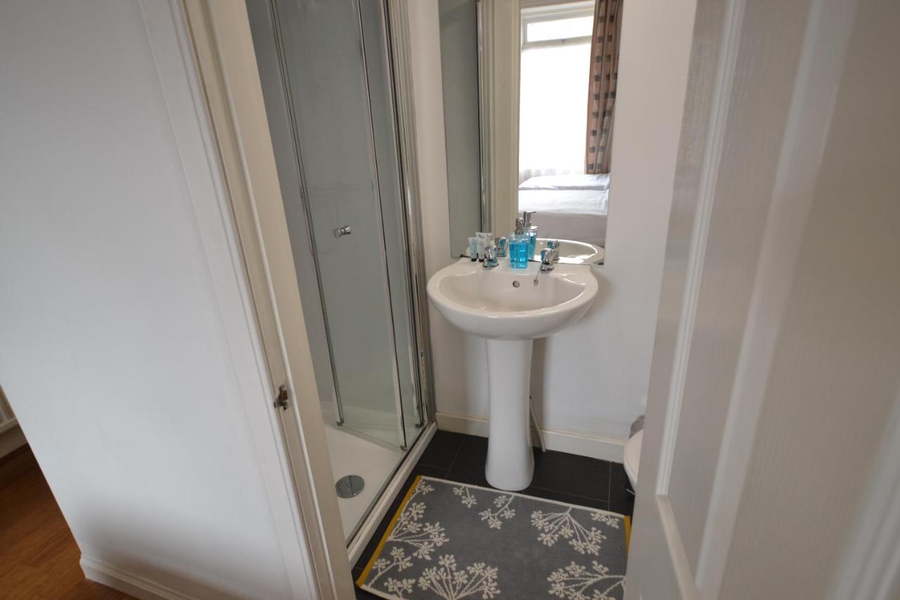 Twin Room with Shower