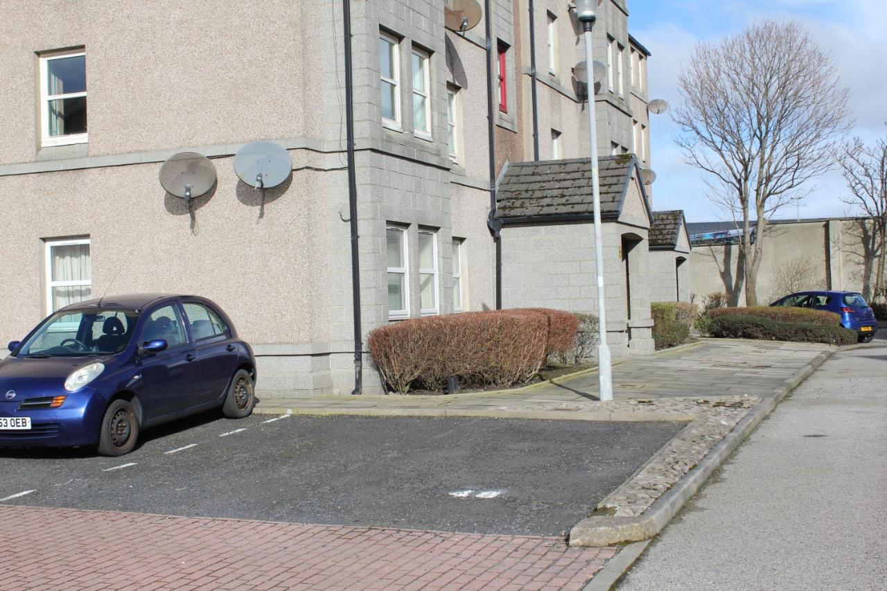 Dwellcome Home Ltd 2 Bedroom King & Double Central Apartment, Free Allocated Barrier Secured Parking Space at rear entrance & Fast WIFI, Ideal for long term contractor, corporate, etc stays, Regular housekeeping option - see our site for assurance - Ferienwohnung