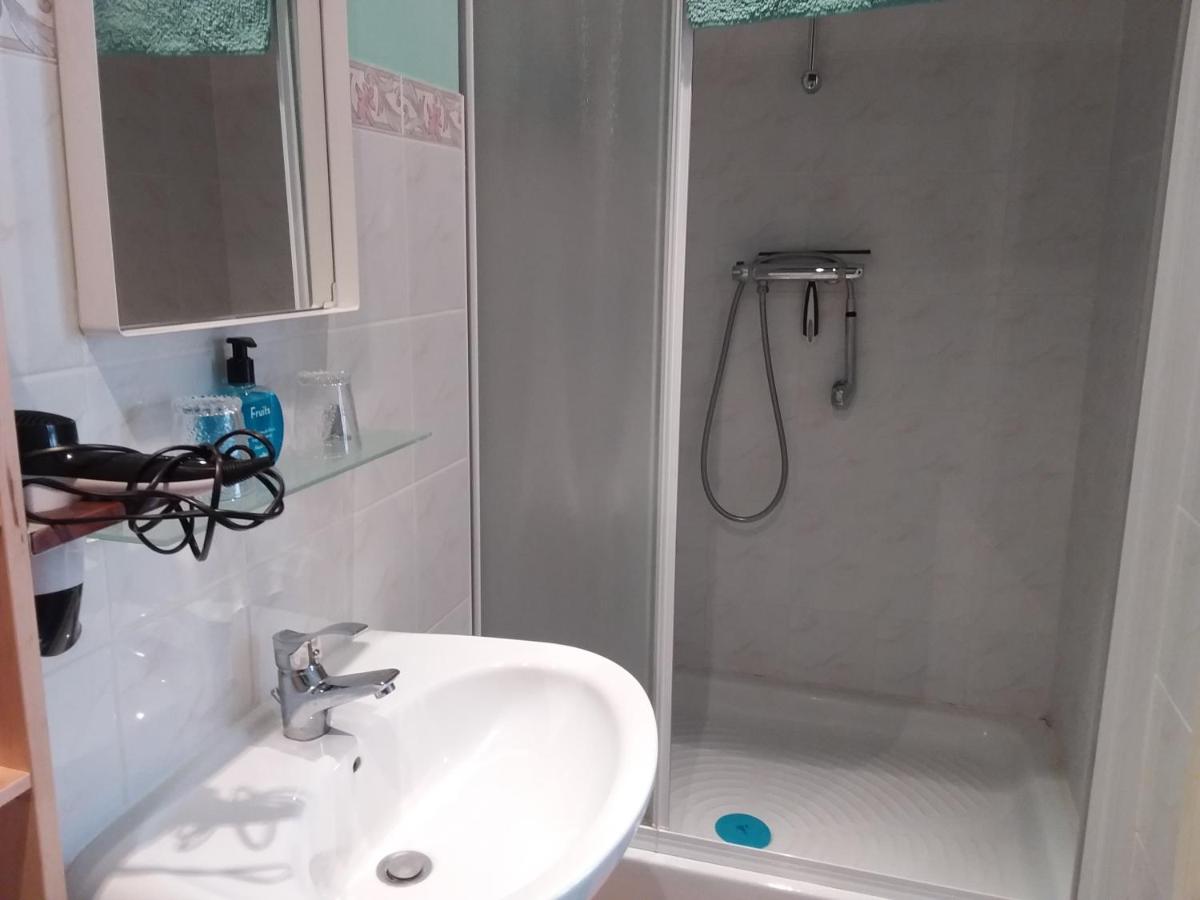 Twin Room with Shower