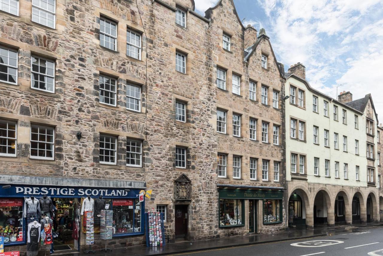 Sunny & spacious Royal Mile apt dating from 1677 - B&B