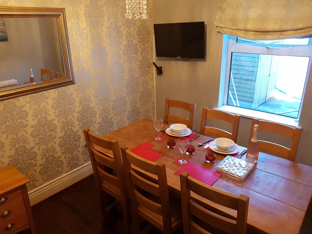 Slough Centre Townhouse with driveway parking for up to two cars - B&B