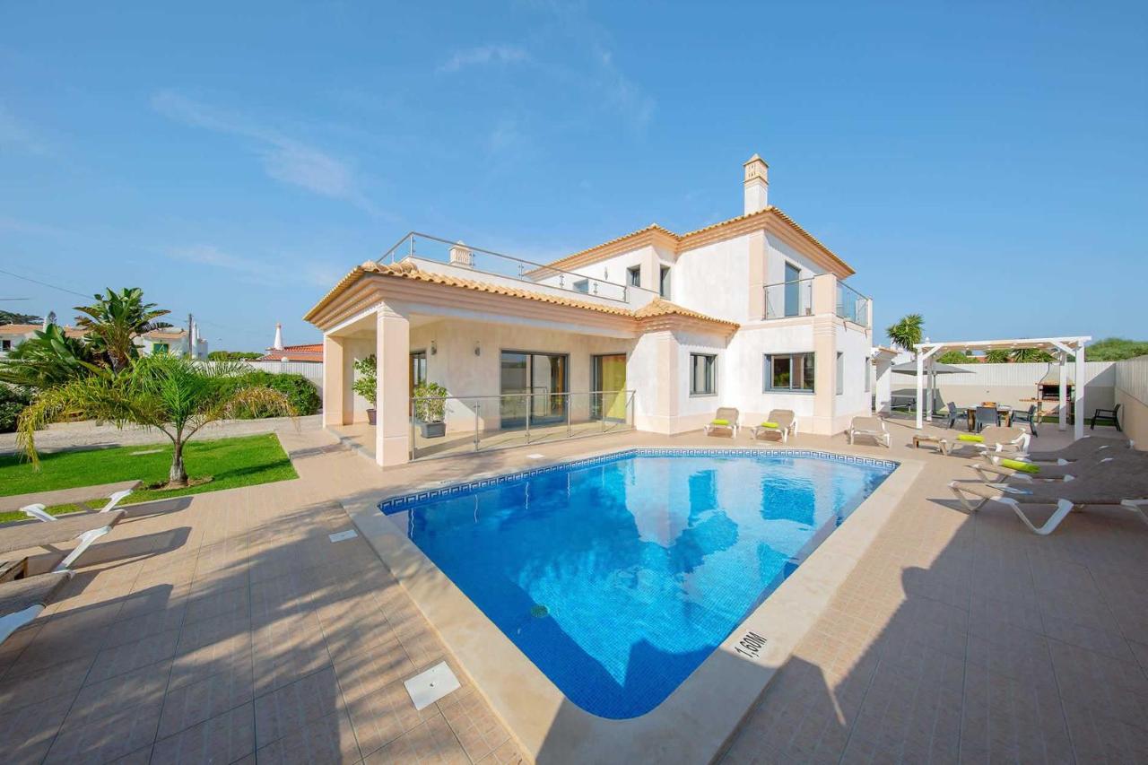 Villa Ruana - 5 bedrooms on Suite- Free out door Hot Jacuzzi - By Bedzy - B&B