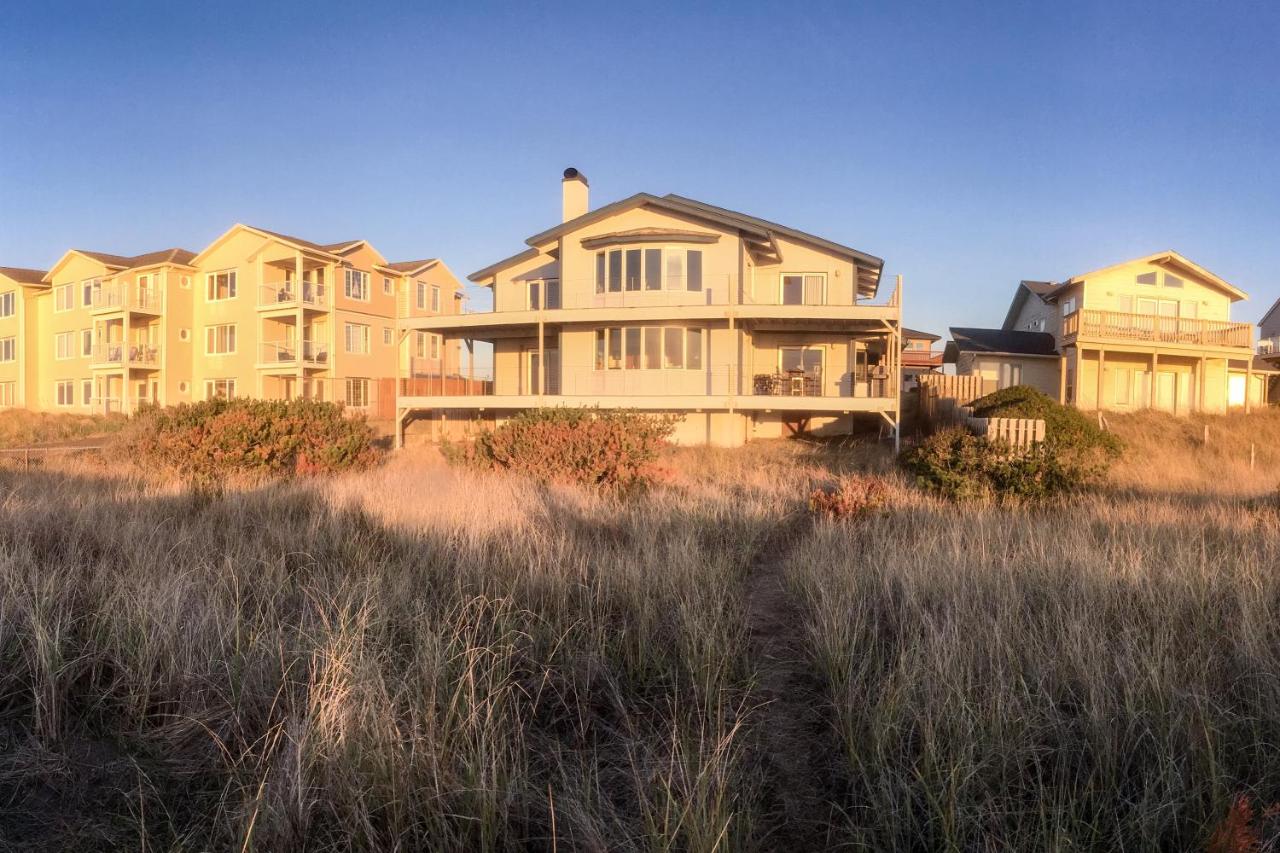 Expansive Views Family Oceanfront Beach Home - B&B