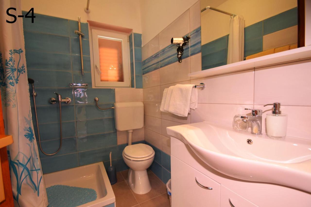 Dreibettzimmer mit eigenem Bad und Balkon