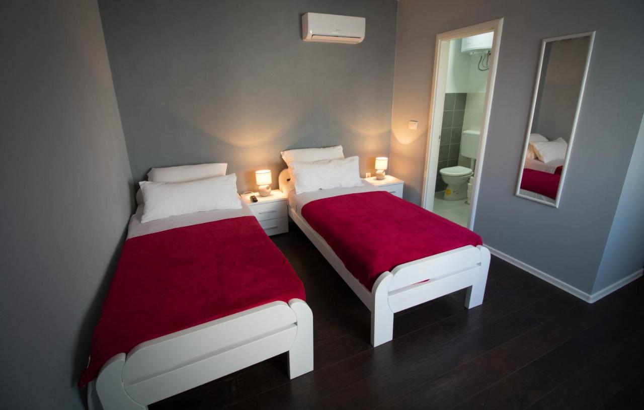 Dreibettzimmer mit Bergblick
