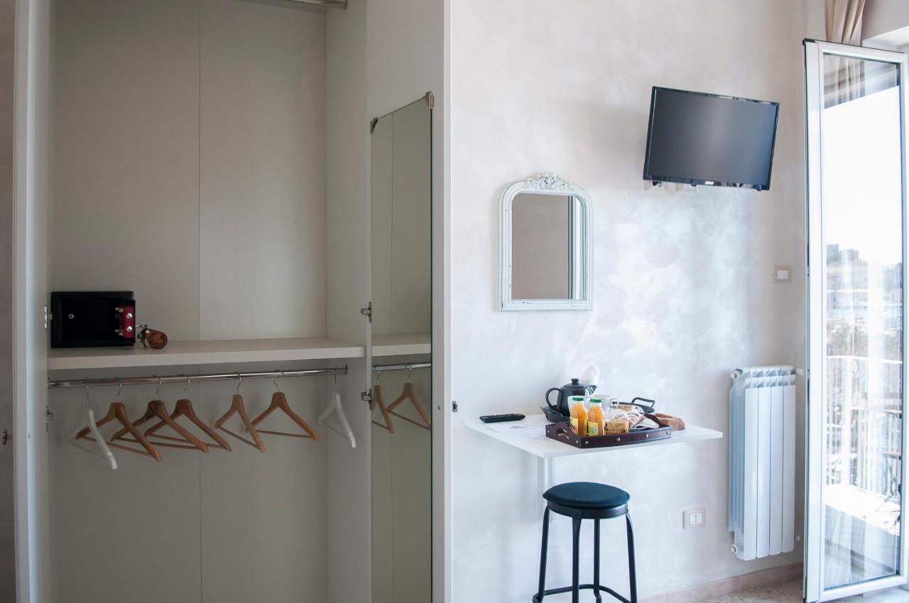 Camera Matrimoniale con Bagno Privato Esterno, Balcone e Vista Mare