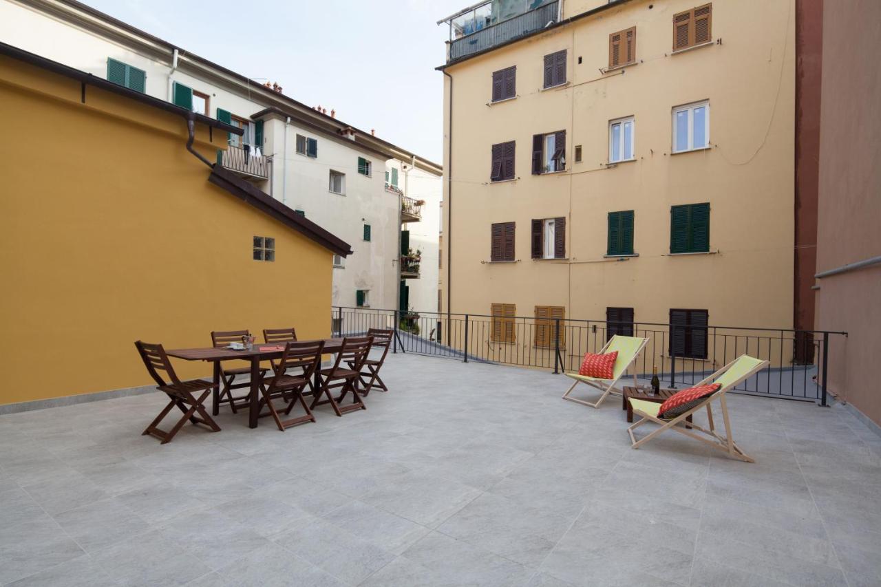 cV5 - La Spezia city center - Wide modern apartment walking distance to the station to Cinque Terre - Big terrace on the roofs - B&B