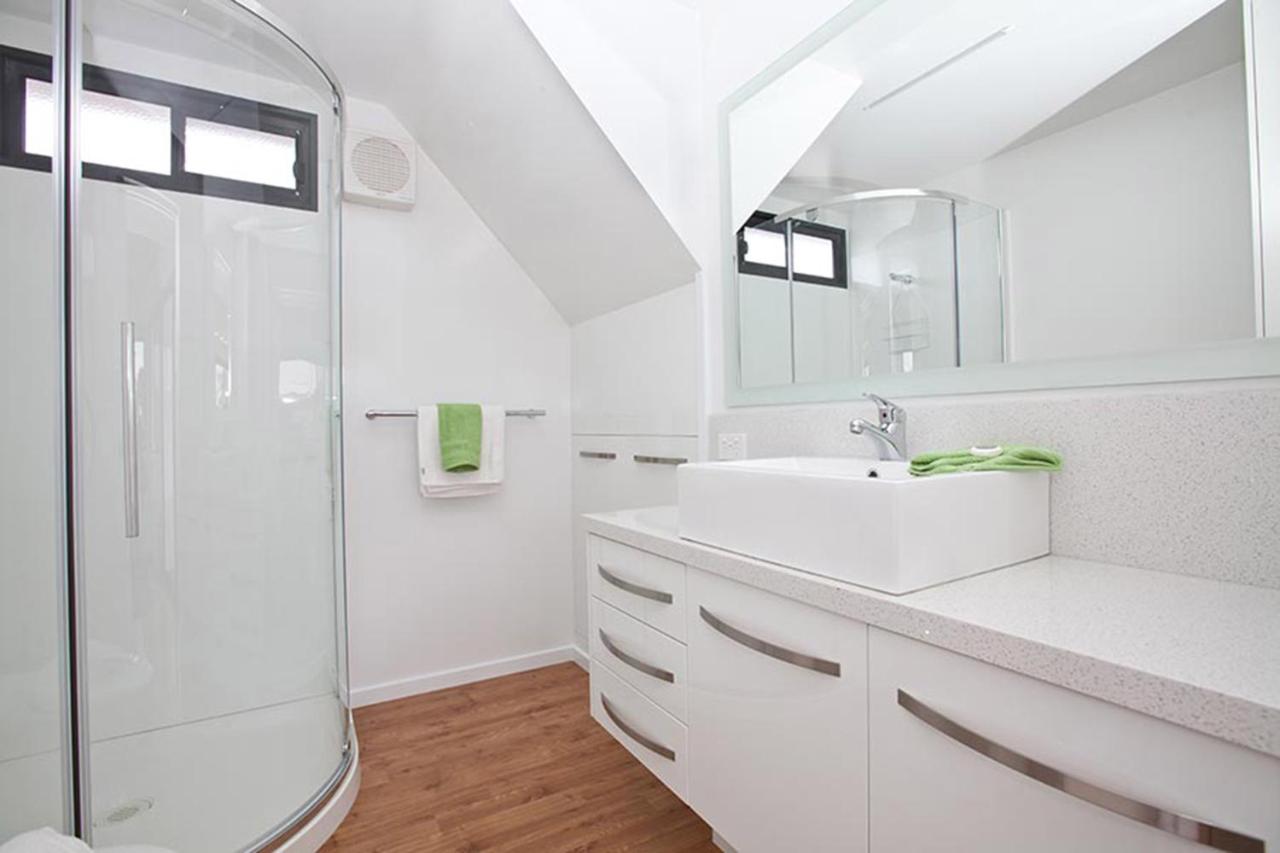 Three-Bedroom Houseboat - Emerald Luxury 