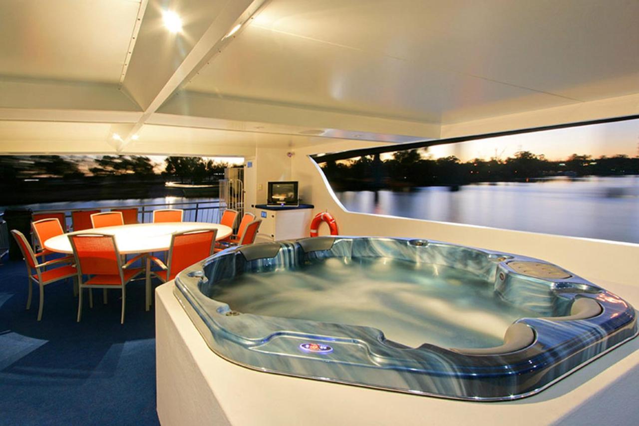 Four-Bedroom Houseboat - Absolute Indulgence 