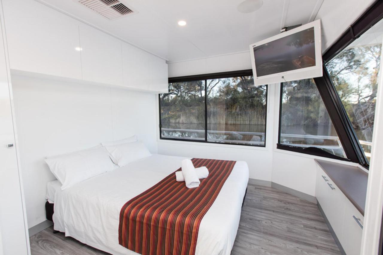 Five-Bedroom Houseboat - Pure Indulgence