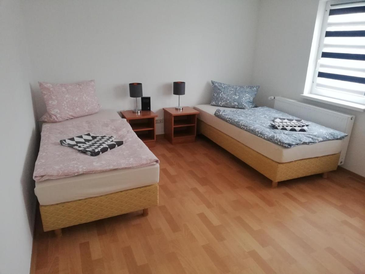 Standaard Tweepersoonskamer met 2 Aparte Bedden - Gedeelde Badkamer