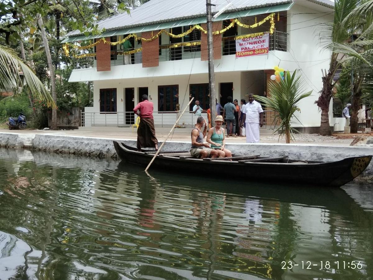 Royal Munroe Palace Home Stay - Bed and Breakfast