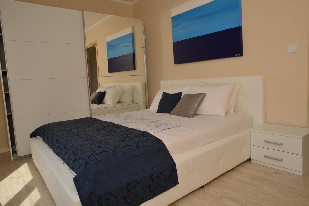 One-Bedroom Apartment with Balcony (6 Adults)