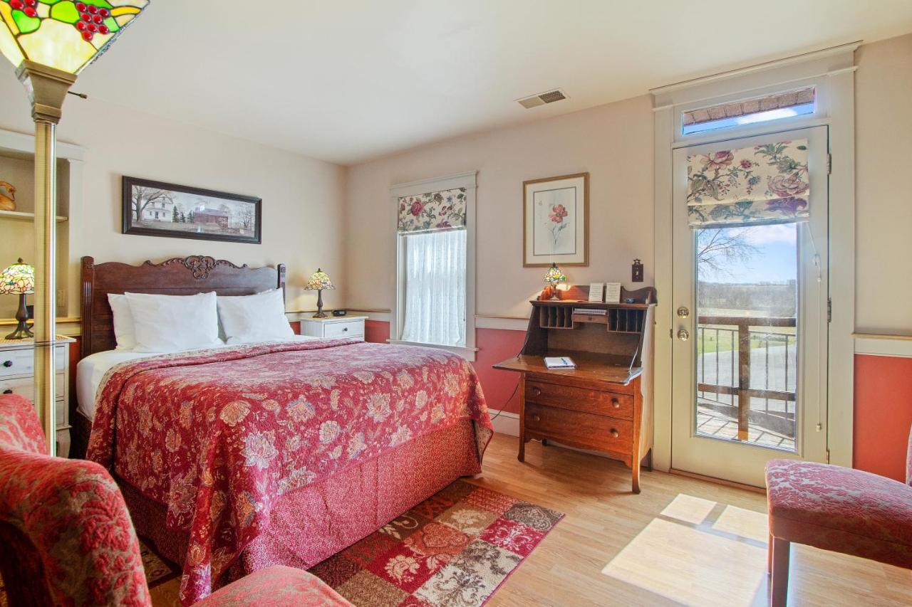 Traditional Queen Room with Balcony