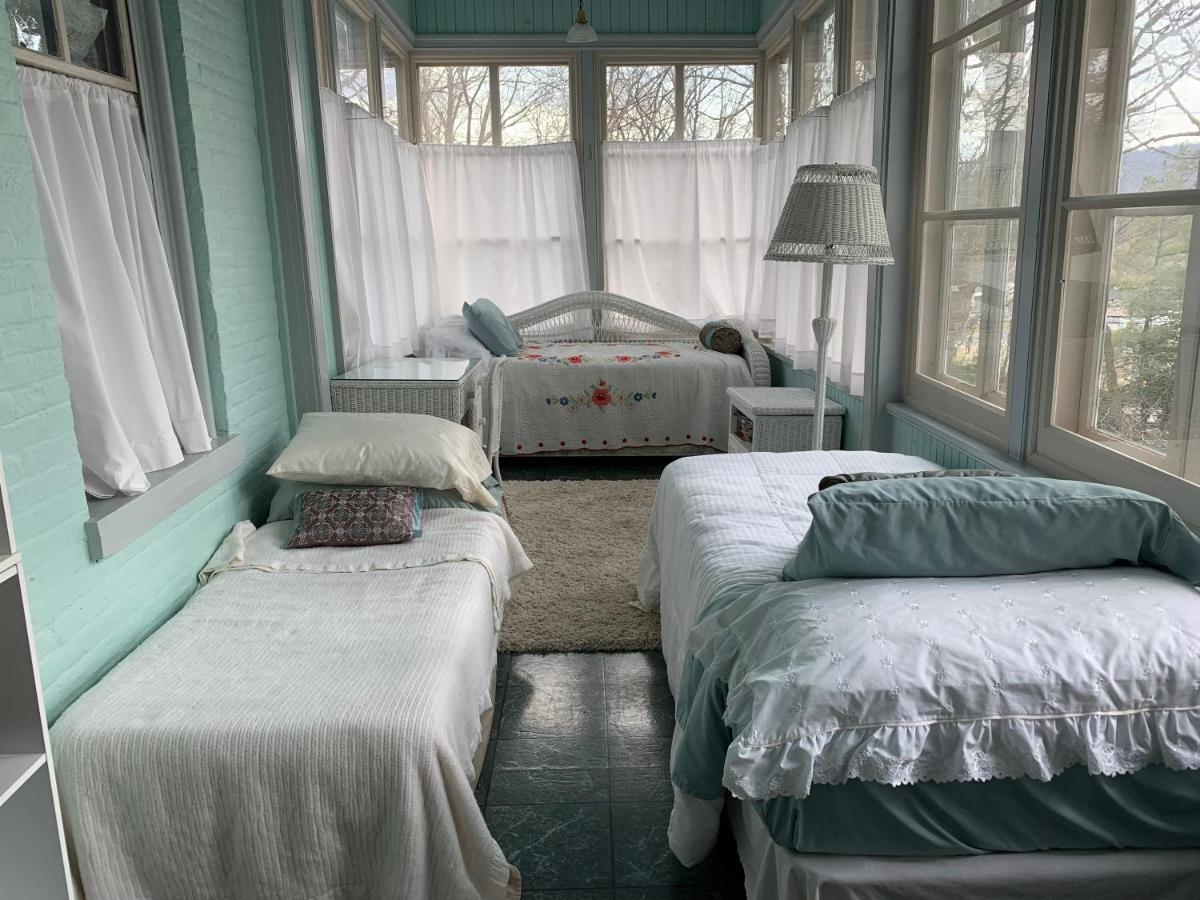 Deluxe Room (2 Adults + 1 Child)