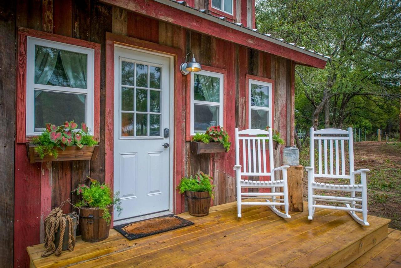 B&B Waco - Cozy Cabin Little Red Hen 12 min to Magnolia - Bed and Breakfast Waco