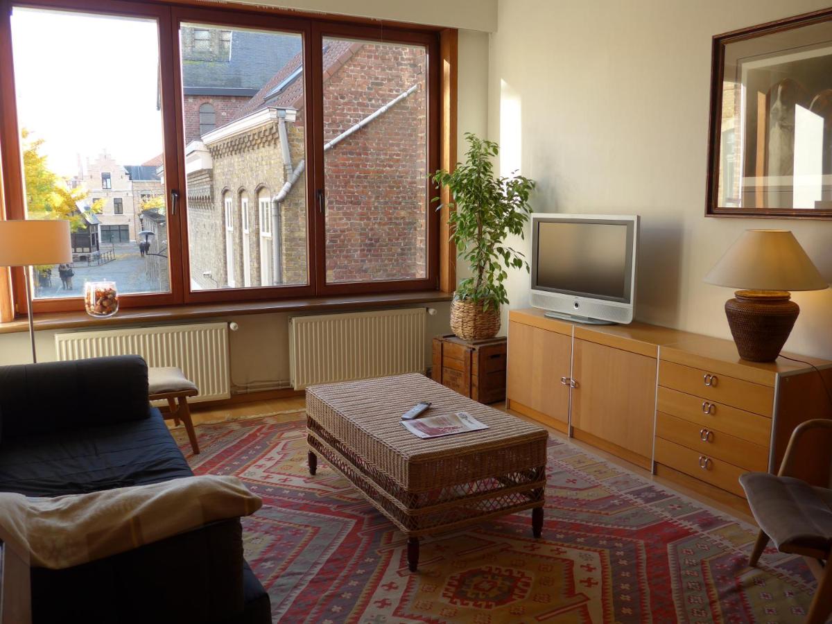 BelArté framing shop, spacious apartment with garage in the heart of Ieper - Chambres d'hôtes Ypres
