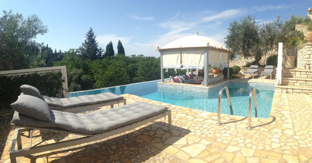 Opera House Paxos - Bed and Breakfast Gáïos