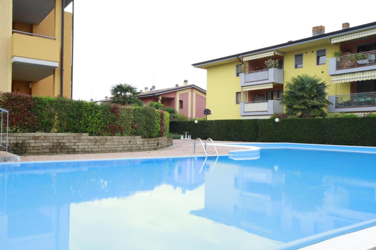 Luminoso Trilocale con Piscina e Giardino privato - B&B