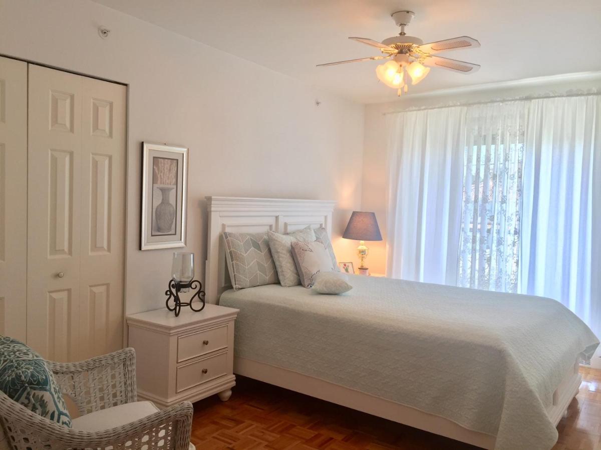 Kamer met Queensize Bed en Gedeelde Badkamer