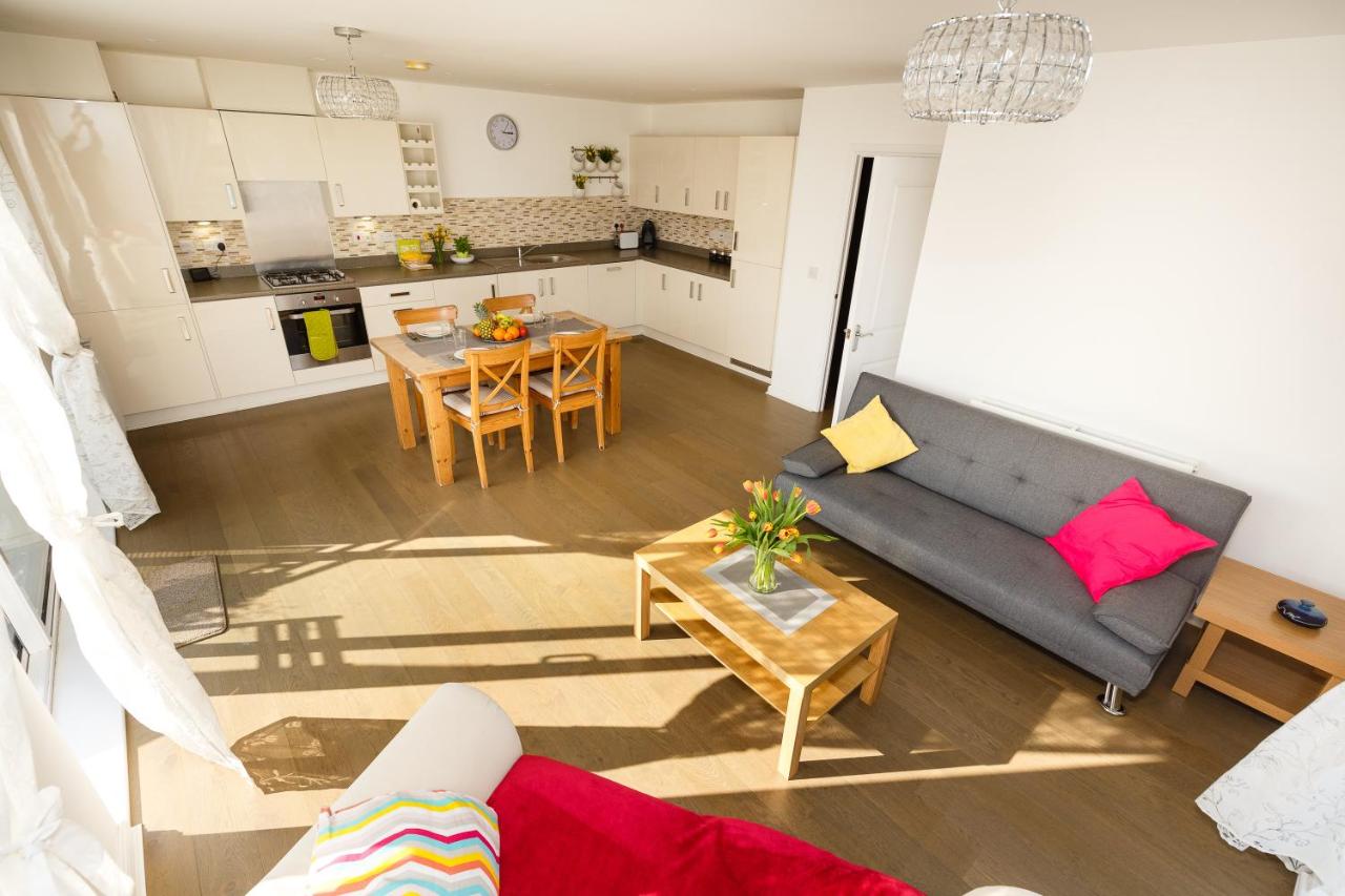 Contemporary Trumpington Apartment with Self Check-in ,FREE On-site Parking, Terrace, SUPER Fast WIFI & 5 mins drive to Papworth & Addenbrookes hospitals - B&B Cambridge