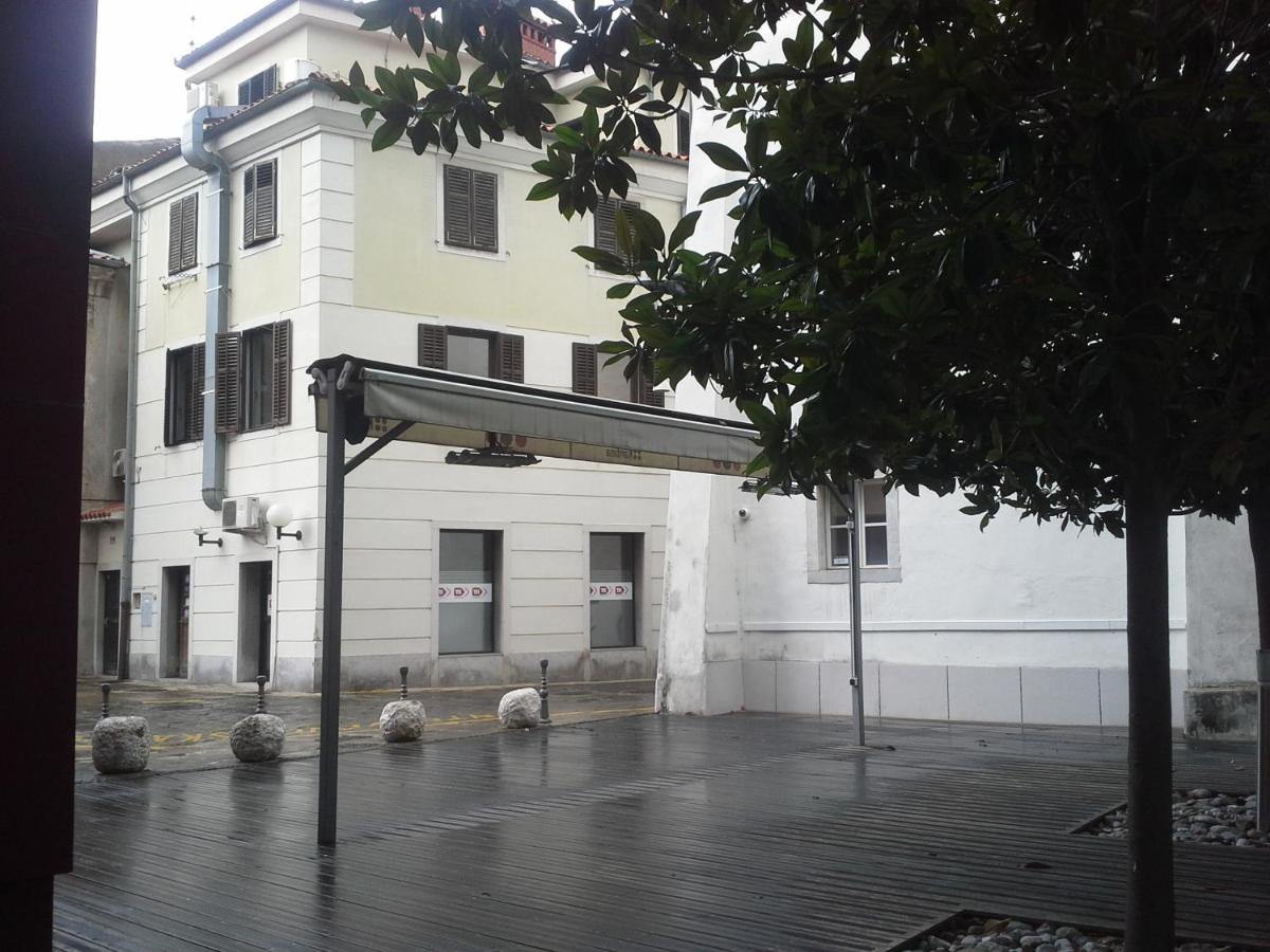 Central square view - near beach - B&B Capodistria