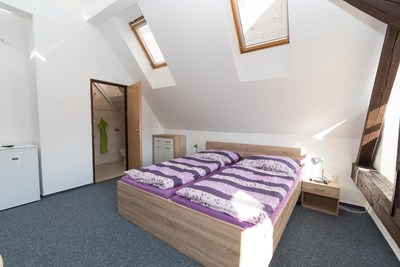 Doppel- oder Zweibettzimmer