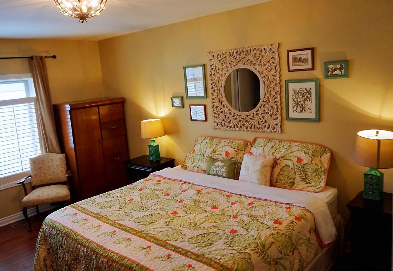 Habitación con cama extragrande.